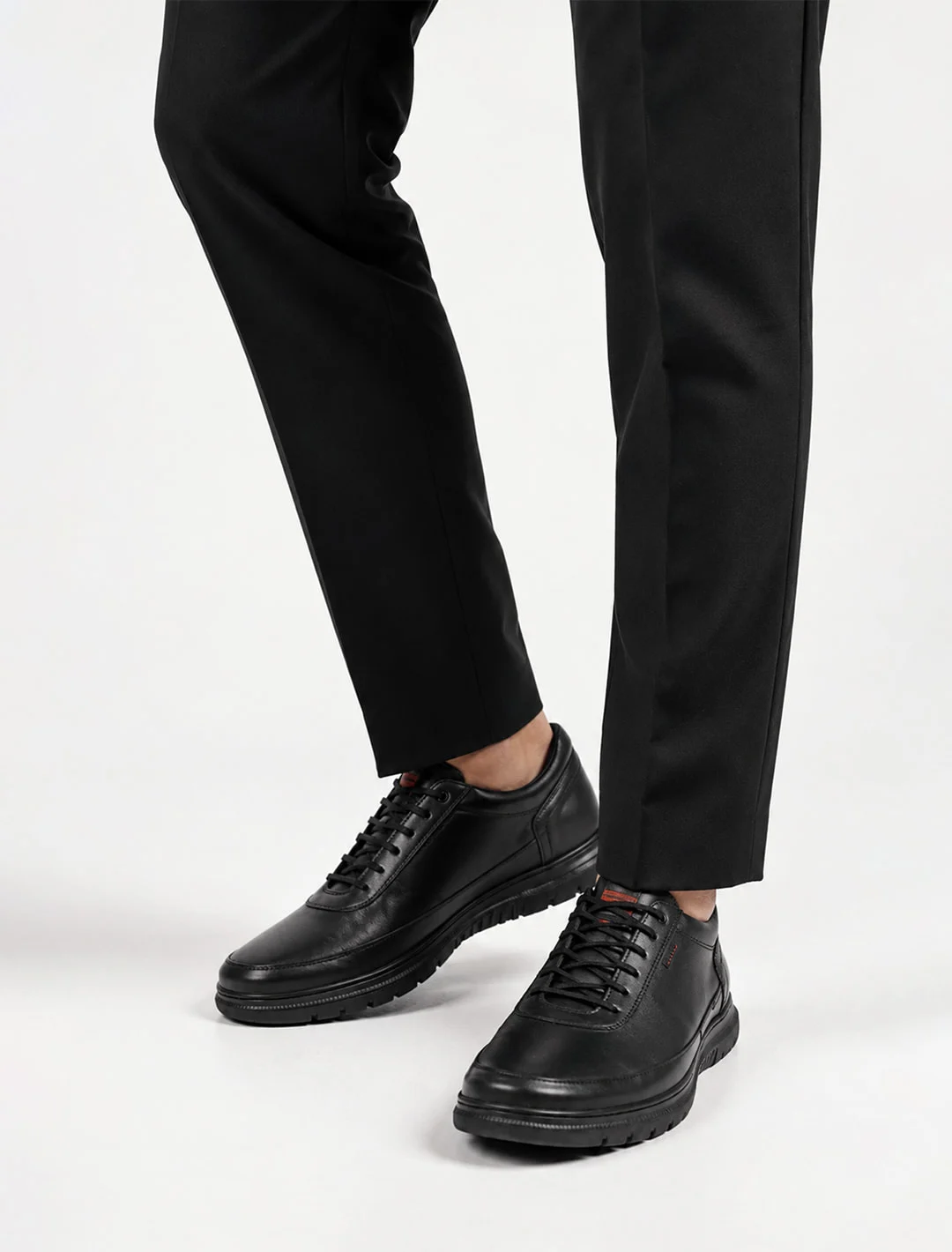 Tempo Sneaker, carried