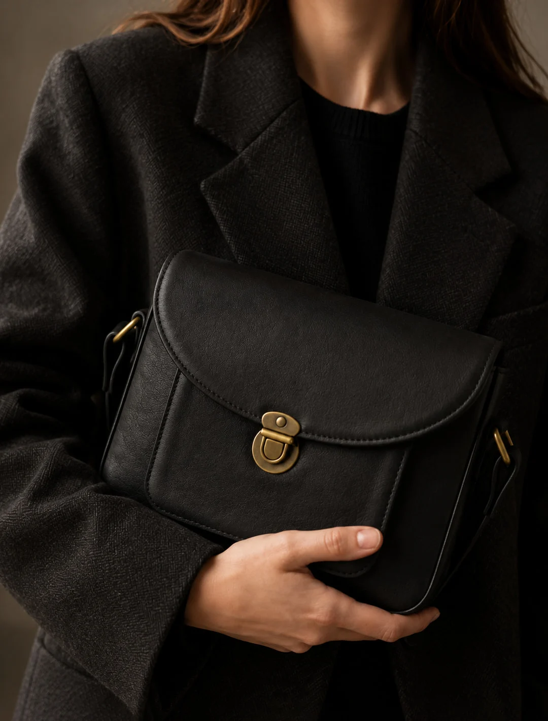 Clasp Messenger, Grained Black, carried
