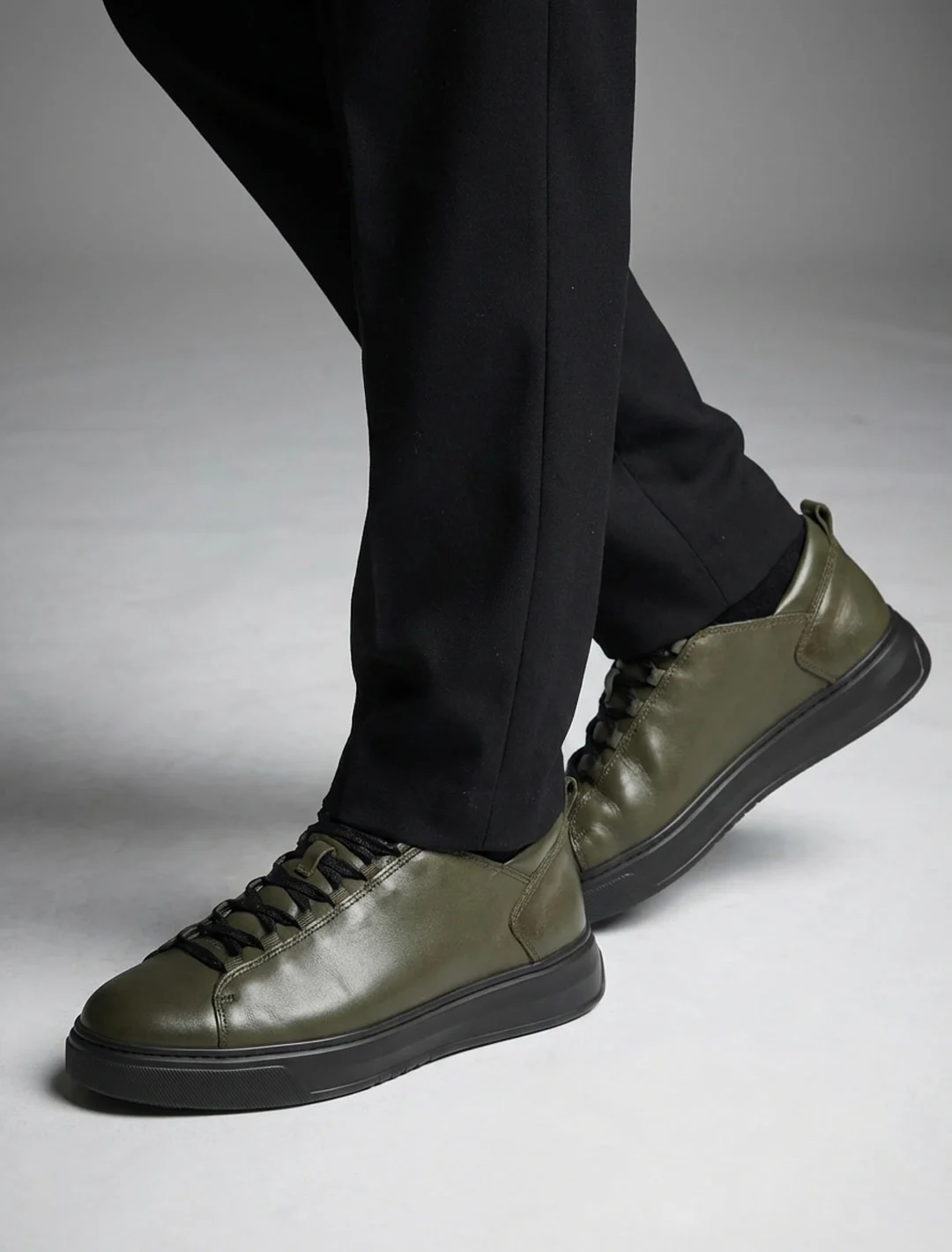 Alder Sneaker, carried